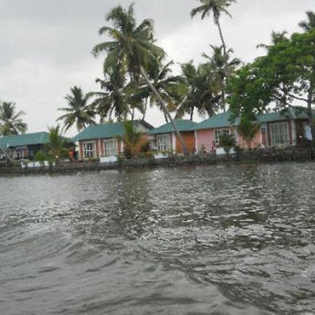 Riverine Resort Alappuzha Esterno foto