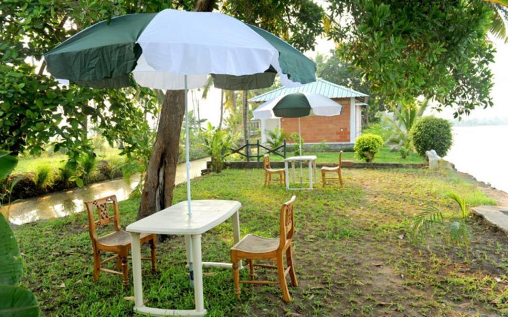 Riverine Resort Alappuzha Esterno foto