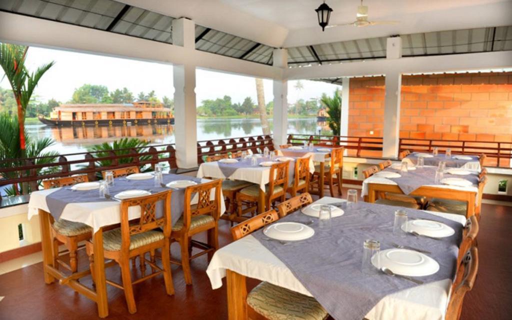 Riverine Resort Alappuzha Esterno foto
