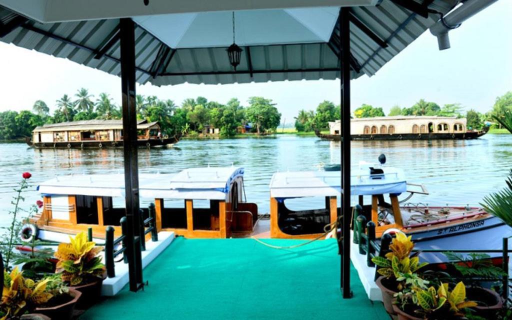 Riverine Resort Alappuzha Esterno foto