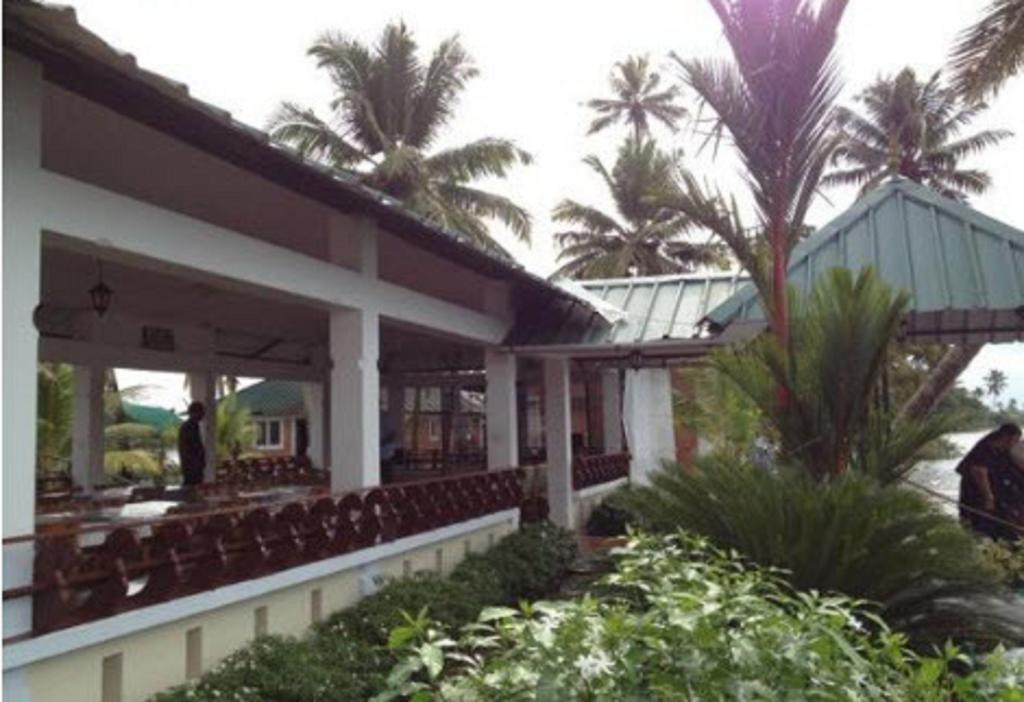 Riverine Resort Alappuzha Esterno foto