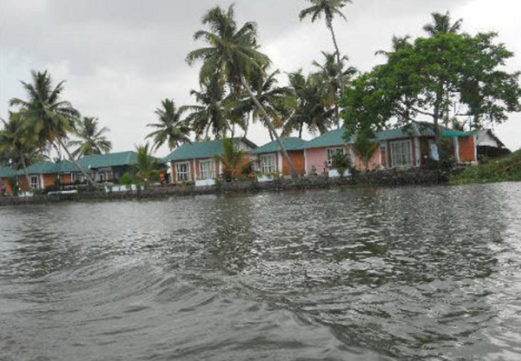 Riverine Resort Alappuzha Esterno foto