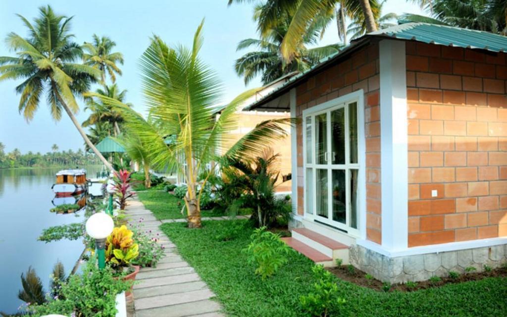 Riverine Resort Alappuzha Esterno foto