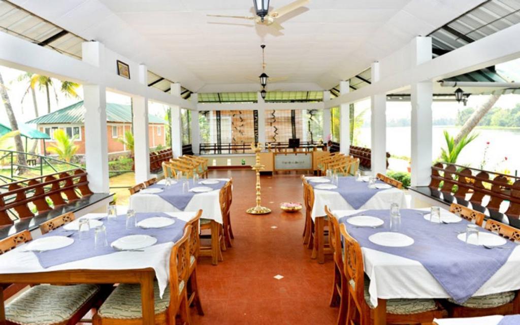 Riverine Resort Alappuzha Esterno foto