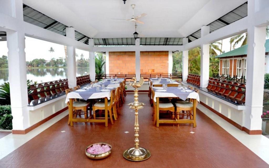 Riverine Resort Alappuzha Esterno foto