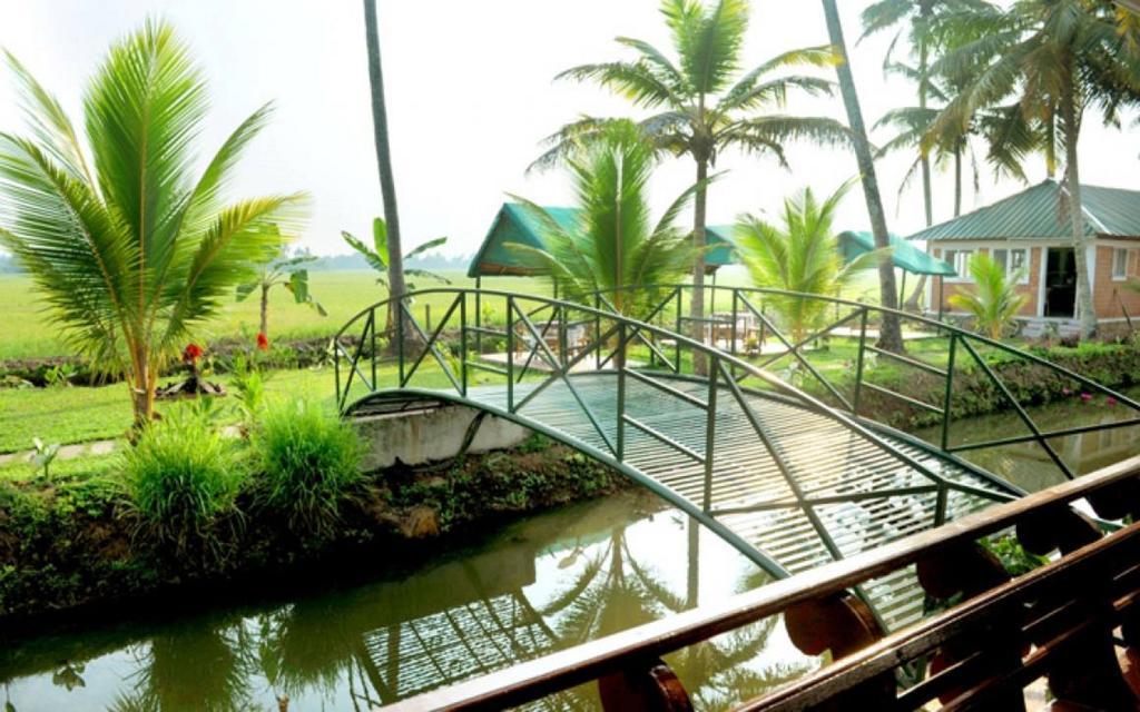 Riverine Resort Alappuzha Esterno foto